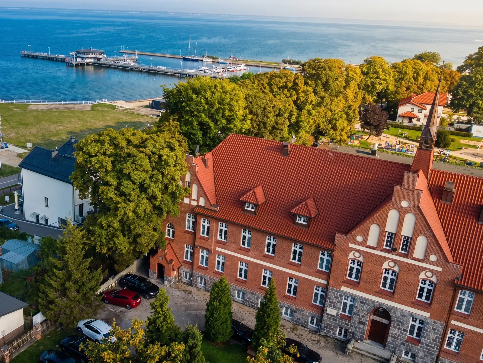 Szpital Pucki z lotu ptaka, w tle Zatoka Pucka